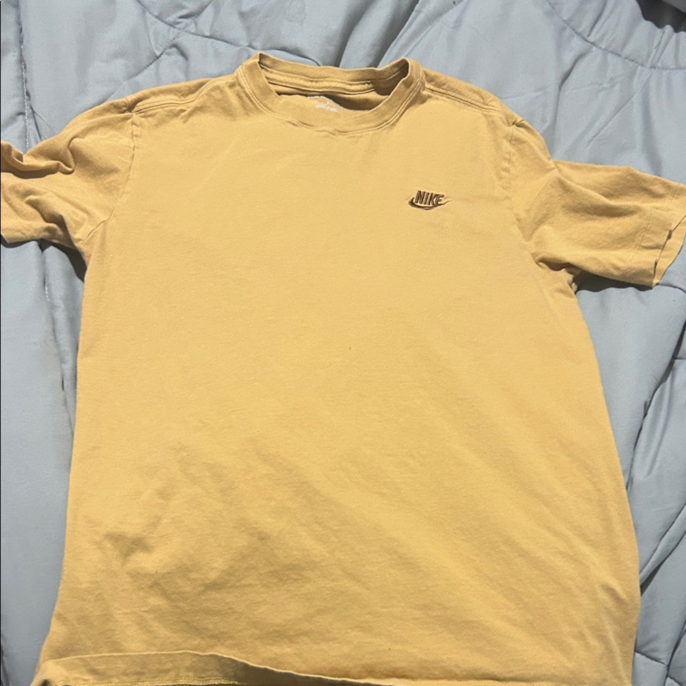 Nike Men's Mustard Short Sleeve Tee medium euc